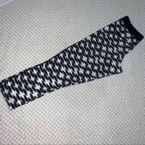 Women’s Nike Capri Black and White Pattern Sz XS